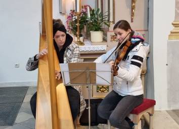 Maria und Anna gestalten den Gottesdienst musikalisch mit...