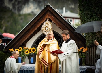 Bischof Hermann Glettler bei der Kirchtagsprozession 2025