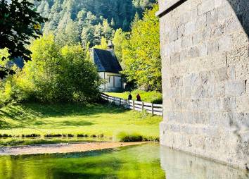 Blick vom Fernsteinsee zur 14 Nothelfer Kapelle