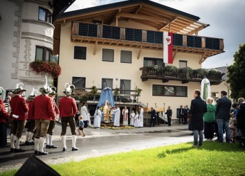 Altar am Majenbrunnen bei der Kirchtagsprozession 2025