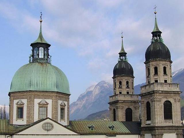 Auf dem Bild ist die Innsbrucker Jesuitenkirche zu sehen. 