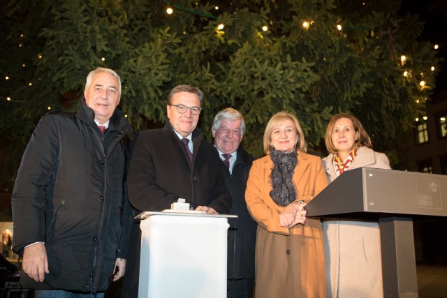 Breitenwanger Christbaum erstrahlt am Landhausplatz