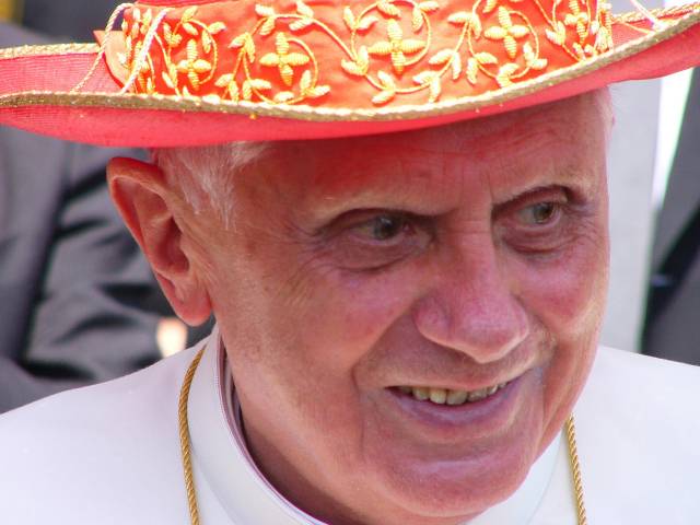 Franziskus bittet um Gebet für "sehr kranken" Benedikt XVI.