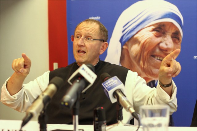 Zu sehen ist P. Karl Wallner bei der Pressekonferenz