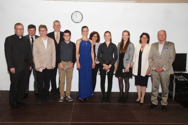 Paulinerpreis 2016: Preisträgerin Chiara Geier mit den Nominierten, Direktor Kurt Leitl und GF Erich Thummer. Der Preis wurde im Beisein von Diözesanadministrator Jakob Bürgler und Schulamtsleiterin Maria Plankensteiner übergeben.