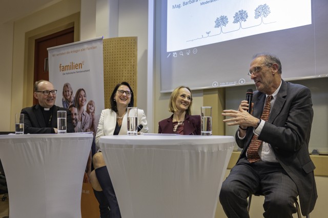 Podiumsdiskussion: Mehr Mut zu Kindern gefordert