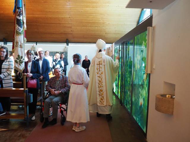 Von Herbert Brandl gestaltete Kirchenfenster eingeweiht