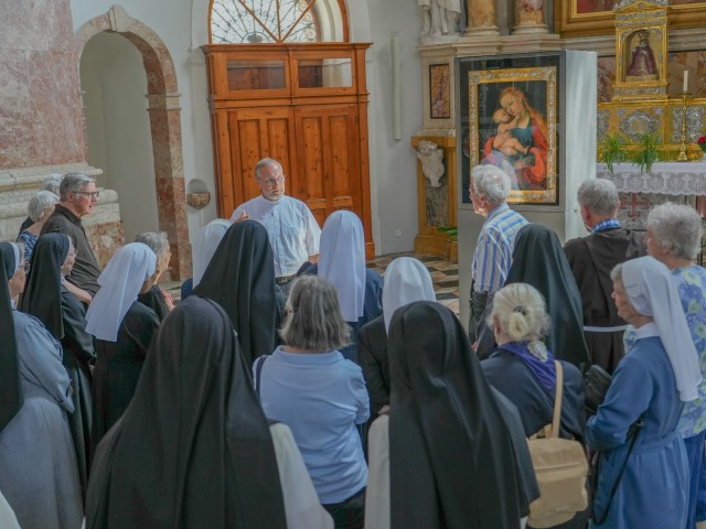 Über 30 Grad und über 30 Ordensleute im Dom zu St. Jakob