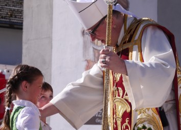 Begrüßung des Bischofs durch Kinder