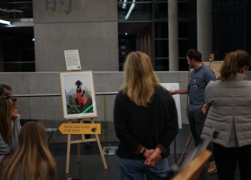 Ausstellungsführung "Ötztal Weltweit" mit dem Bild "Die Tirolerin" von Lilee Imperator (Foto: Selin Wratschko)