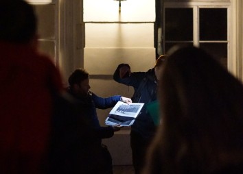 Beim Stadtrundgang "Innsbruck Postkolonial" im Innenhof der Hofburg (Foto: Selin Wratschko)