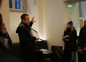 Beim Stadtrundgang Innsbruck Postkolonial im Volkskunstmuseum (Foto: Selin Wratschko)