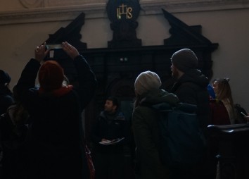 Beim Stadtrundgang Innsbruck Postkolonial in der Jesuitenkirche (Foto: Selin Wratschko)