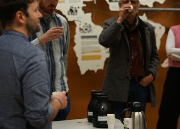 Verkostung alternativer Kaffeesorten im Rahmen des Workshops "Das Globale im Regionalen. Tirol post/kolonial" (Foto: Selin Wratschko)