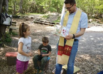 Pfarrer Piotr freut sich sehr über das selbstgemacht Geschenk