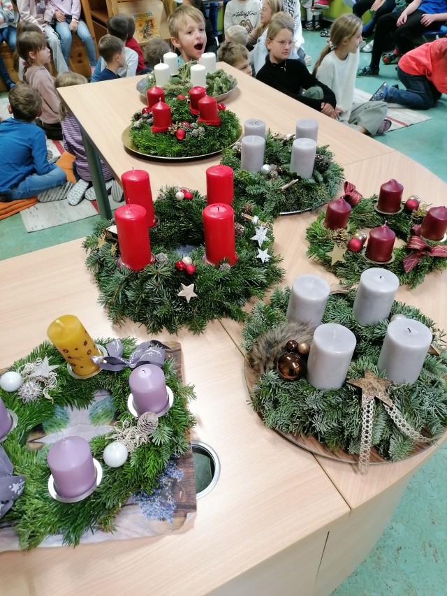 Adventkranzweihe in der Volksschule Aschau