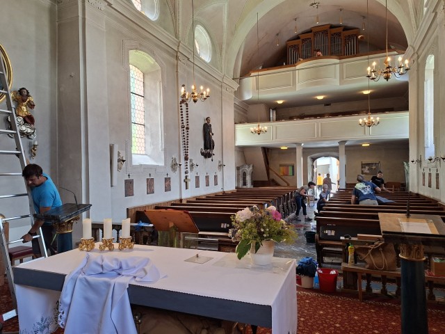 Gemeinsam angepackt: Generalputz in der Kirche Finkenberg
